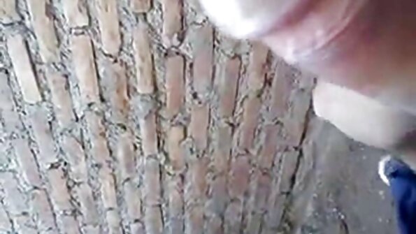 Bruneta este pătrunsă pe canapeaua din piele de iubitul ei