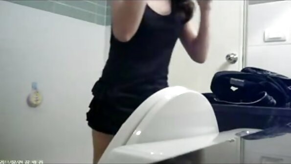 O tipă asiatică dolofană face sex în fața camerei